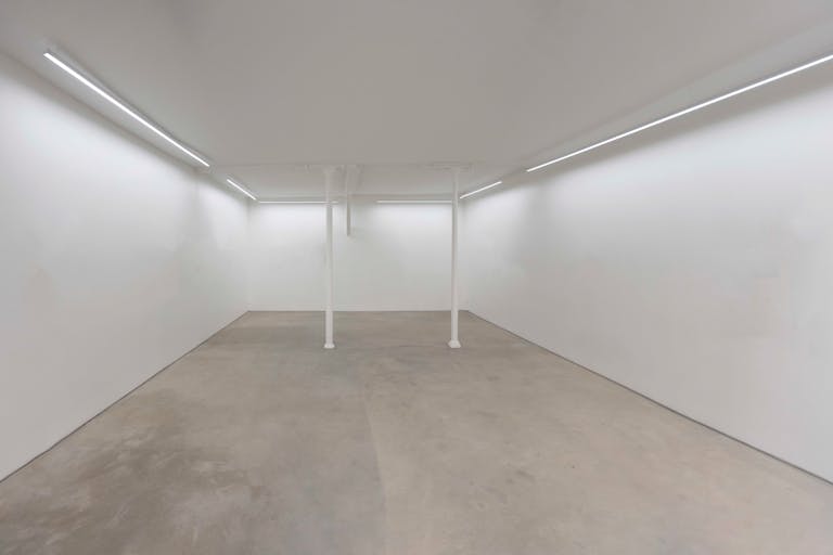 Courtyard gallery near Place des Vosges - Image 2