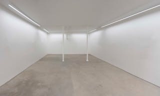 Courtyard gallery near Place des Vosges - Image 2