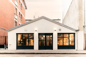 Elegant & Light flooded loft with storefront - Image 8