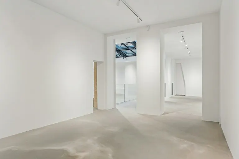 Espace showroom / �v�nement : verri�re, volume et design �pur� - Image 1