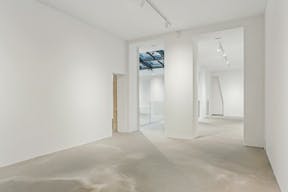 Espace showroom / �v�nement : verri�re, volume et design �pur� - Image 1