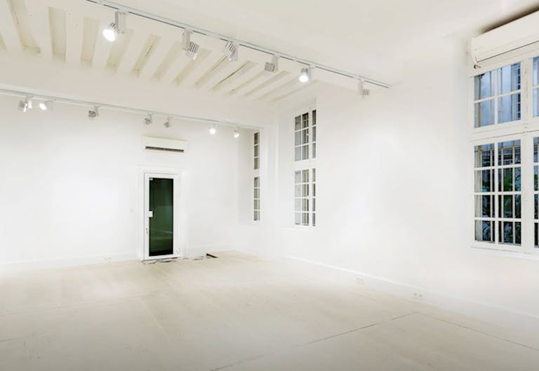 Gallery space on Rue du Temple - Image 0