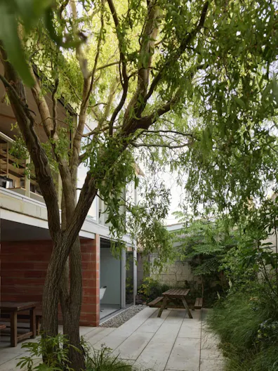 Espace de 100m2 de type atelier connect� � un jardin et � la rue-lieu polyvalent et charmant - Image 2