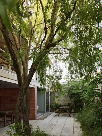 Espace de 100m2 de type atelier connect� � un jardin et � la rue-lieu polyvalent et charmant - Image 2