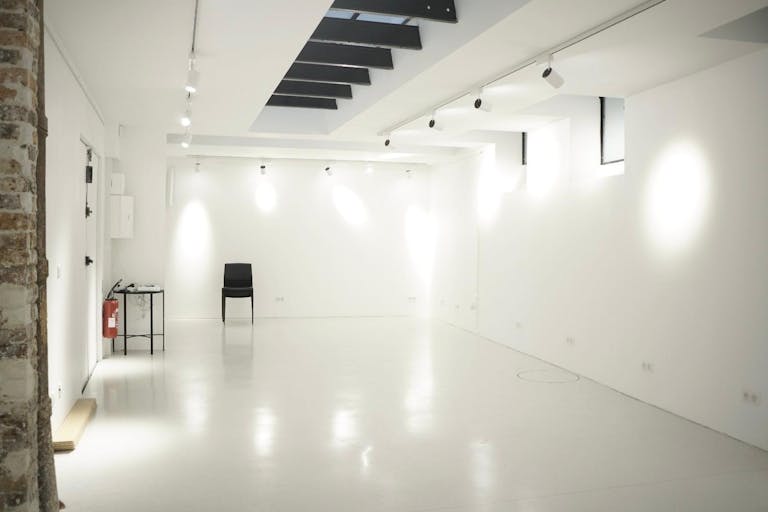 OWROOM IN PARIS – 213 sqm OF STYLE & LIGHT IN THE HEART OF THE CITY - Image 2