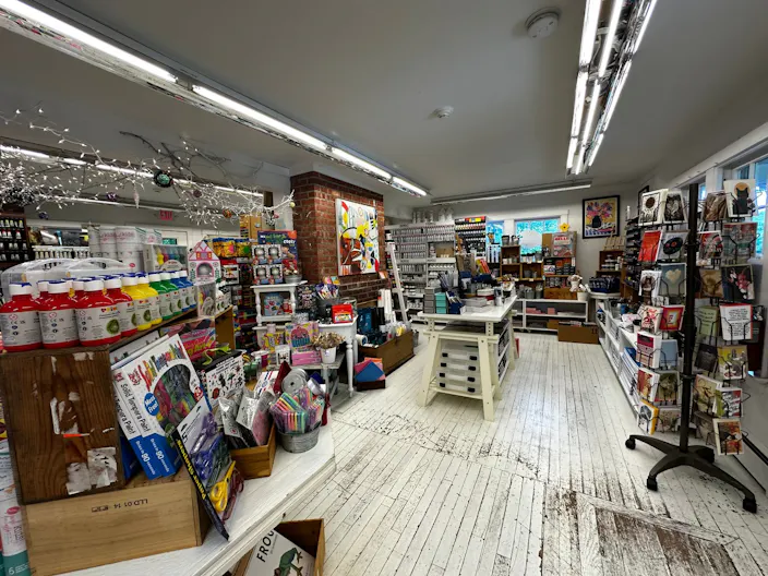 East Hampton Fringe Commercial in Heart of Business District - Image 1