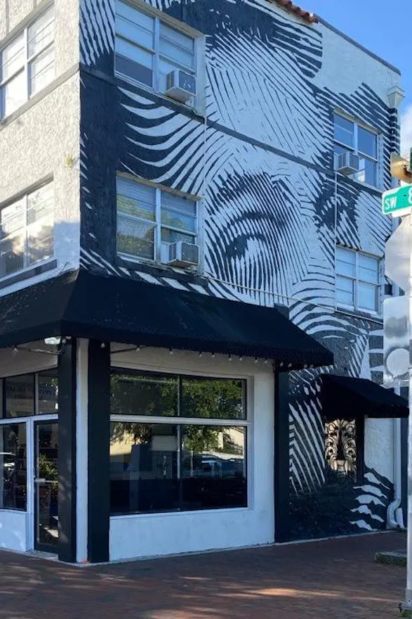 Elegant lounge in the heart of Little Havana - Image 0