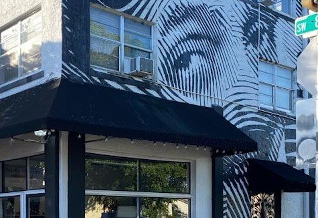 Elegant lounge in the heart of Little Havana - Image 0