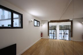 Chic Pop Up Boutique on rue de Turenne - Image 6