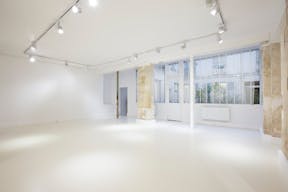 Showroom in Vibrant Le Marais - Image 1