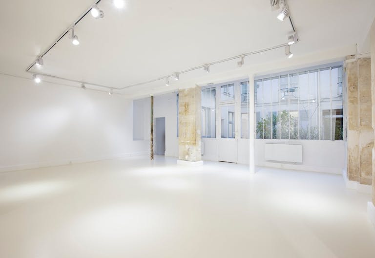 Showroom in Vibrant Le Marais - Image 1