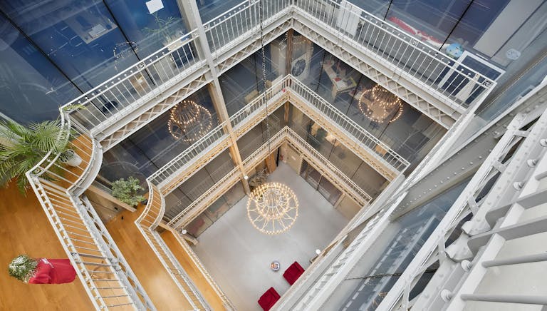 Espace de Prestige de 2000 m² sous Verrières (avec parkings) – Paris 9e - Image 3