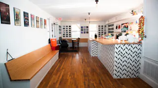 Cool Eastside Indoor and Outdoor Space with Private Parking. - Image 1