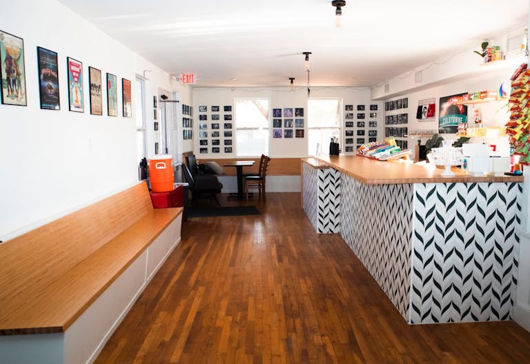 Cool Eastside Indoor and Outdoor Space with Private Parking. - Image 1