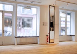 Vast Parisian Showroom at Opéra-Bourse - Image 9