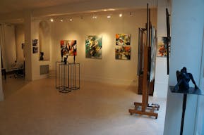 Sophisticated Gallery near Le Bon March� - Image 5