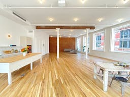 Sun-Filled Corner Loft with Open Plan Kitchen - Image 8