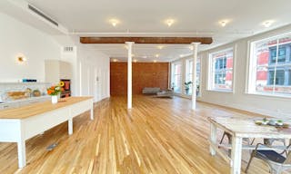 Sun-Filled Corner Loft with Open Plan Kitchen - Image 8