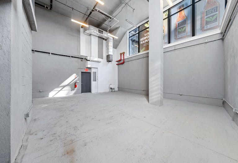 Prime Williamsburg (Kent Avenue-Domino Park) Pop-up Store/ Art Gallery - Image 3