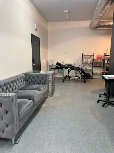 Spacious Boutique in Albany Park - Image 3