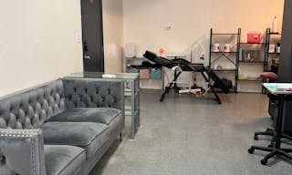 Spacious Boutique in Albany Park - Image 3