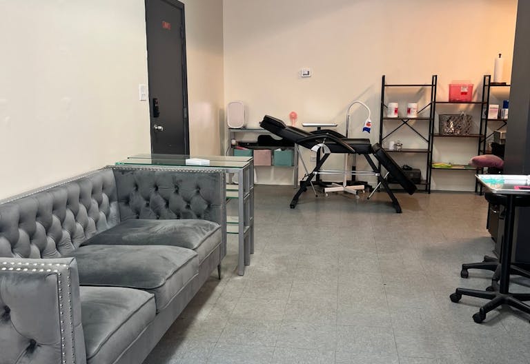 Spacious Boutique in Albany Park - Image 3