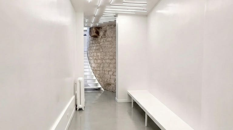 Loft industriel avec verrière zénithale - Image 2
