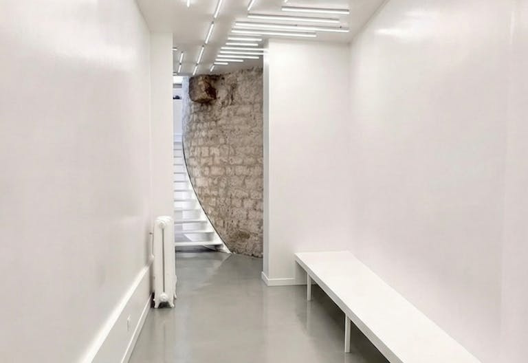 Loft industriel avec verrière zénithale - Image 2