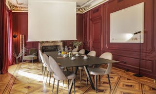 Unique Showroom at Place de la Concorde - Image 9