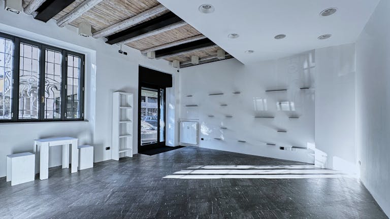 Prestigioso spazio in edificio d'epoca, con 5 vetrine su strada  - Image 0