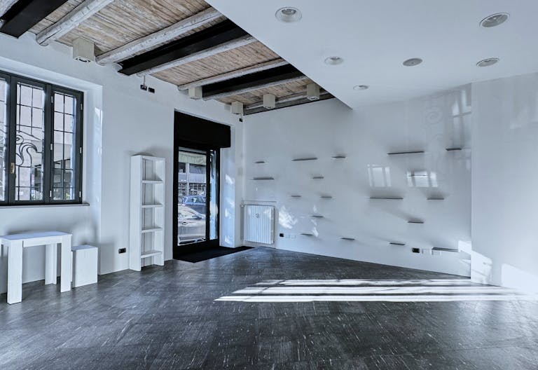 Prestigioso spazio in edificio d'epoca, con 5 vetrine su strada - Image 0