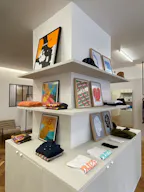 Beautiful Pop Up Boutique on Rue Papillon - Image 3