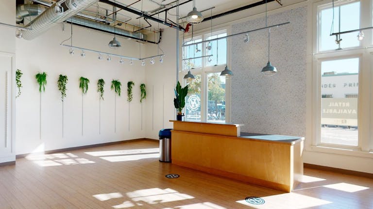 Sunlit space for pop-ups and meetings - Image 3