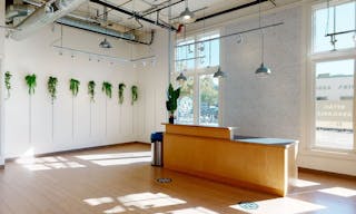 Sunlit space for pop-ups and meetings - Image 3