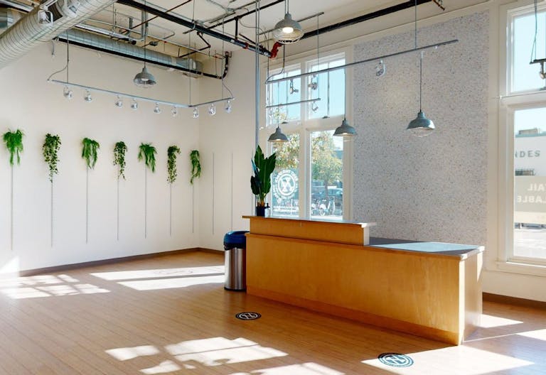 Sunlit space for pop-ups and meetings - Image 3