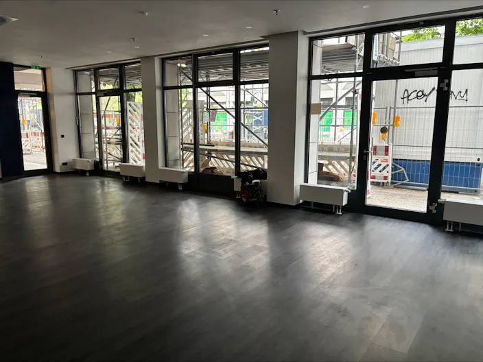Prime Showroom Space with High Visibility in Berlin - Image 4