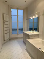 Beautiful Showroom in Saint-Germain - Image 15