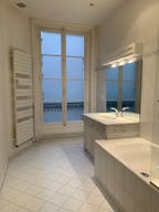 Beautiful Showroom in Saint-Germain - Image 15