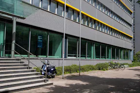Striking Corner Space on Karl-Liebknecht-Straße with Full-Glass Frontage - Image 23