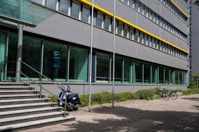 Striking Corner Space on Karl-Liebknecht-Straße with Full-Glass Frontage - Image 23