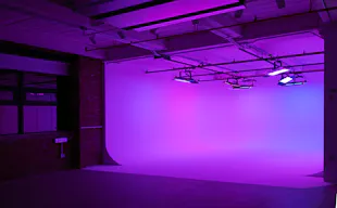 Bright Ready-to-Shoot, Pre-Lit 3-Wall Cyc - Image 5