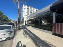 Prime location with a big window fa�ade on Robertson Boulevard - Image 3