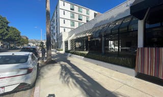 Prime location with a big window fa�ade on Robertson Boulevard - Image 3