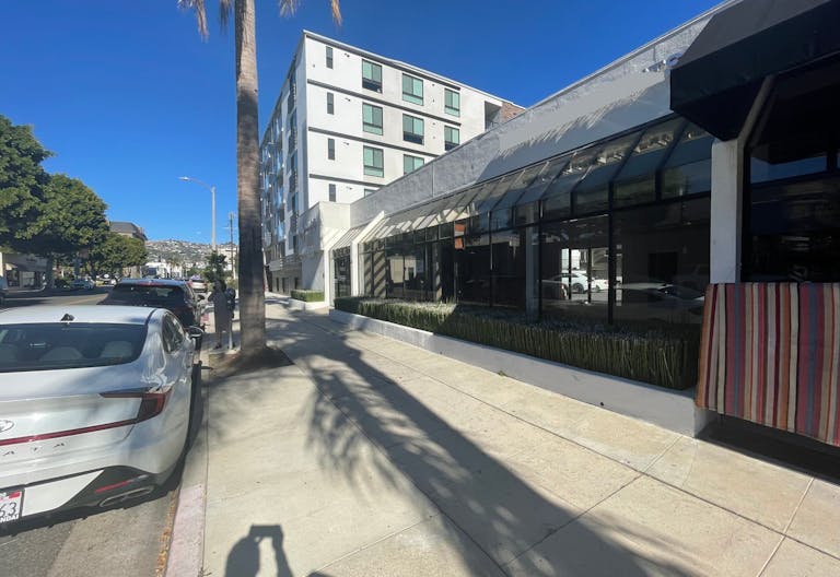 Prime location with a big window fa�ade on Robertson Boulevard - Image 3