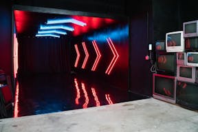 Olympic 3 - Large White Cyc Wall with Car Turntable - Image 5