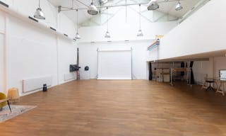 modern and welcoming showroom in the heart of Paris - Image 6