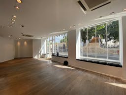 Grande boutique face au canal Saint-Martin - Image 4