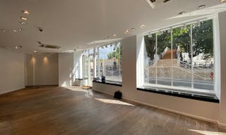 Grande boutique face au canal Saint-Martin - Image 4