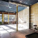 Superbe boutique devanture d'�poque, murs bruts