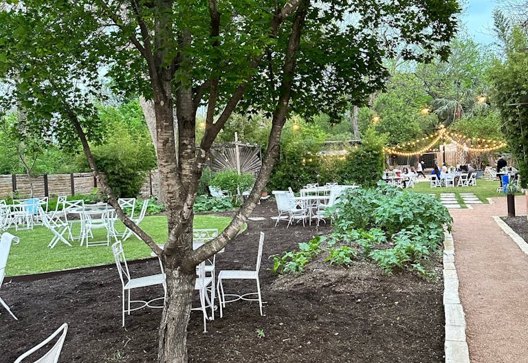 Swoop House in East Austin - Image 4